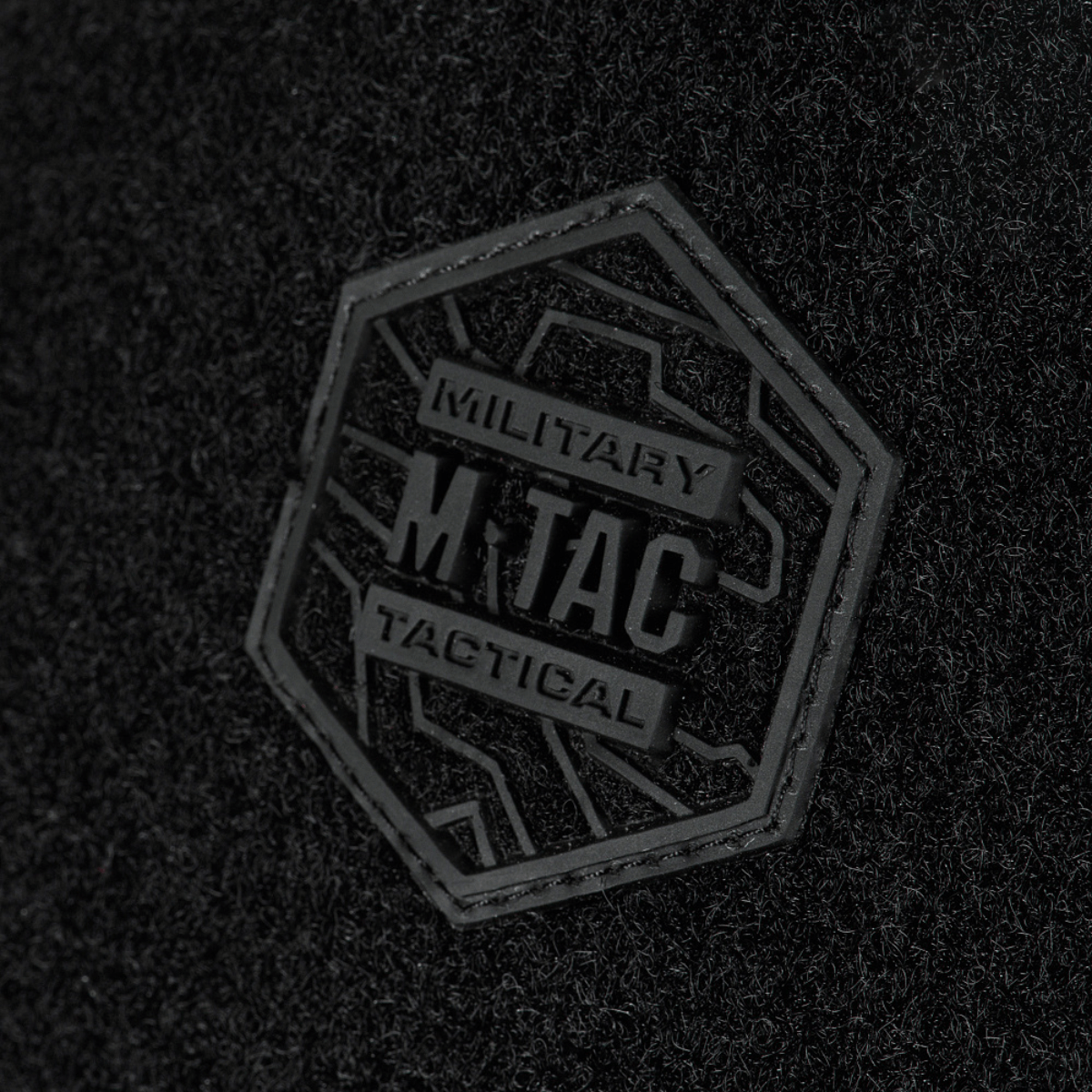 Logo på M-Tac Sphaera Hardsling Bag Large Elite med Velcro, lavet af slidstærk Cordura Hex materiale med militær-inspireret design.