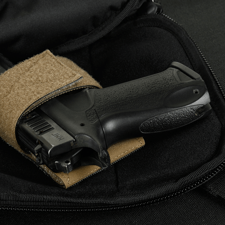 Indvendig visning af M-Tac Sphaera Hex Hardsling Bag Large Elite med en sort pistol.