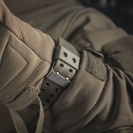 M‑Tac Sport Ur med sort silikonerem og robust design, perfekt til outdoor-elskere og sportsentusiaster, vises på en jakkeærme.