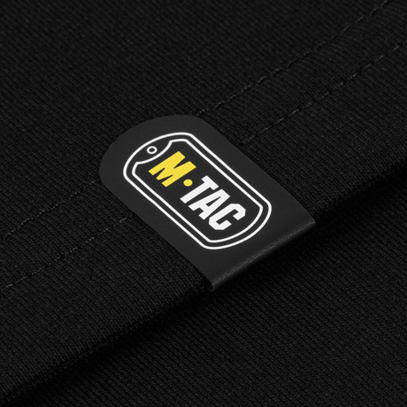 M-Tac T-Shirt Logo detalje med camouflage mønster og ikonisk mærke logo i bomuldsblanding. "Born by Revolution" slogan på ærmet.