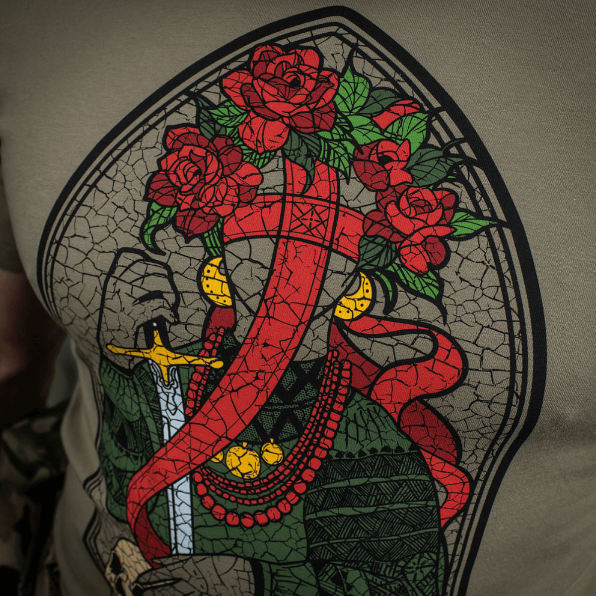 M-Tac T-Shirt Motanka med motiv af Motanka-dukke i traditionelt ukrainsk outfit, blå kors og sværd på beige baggrund.