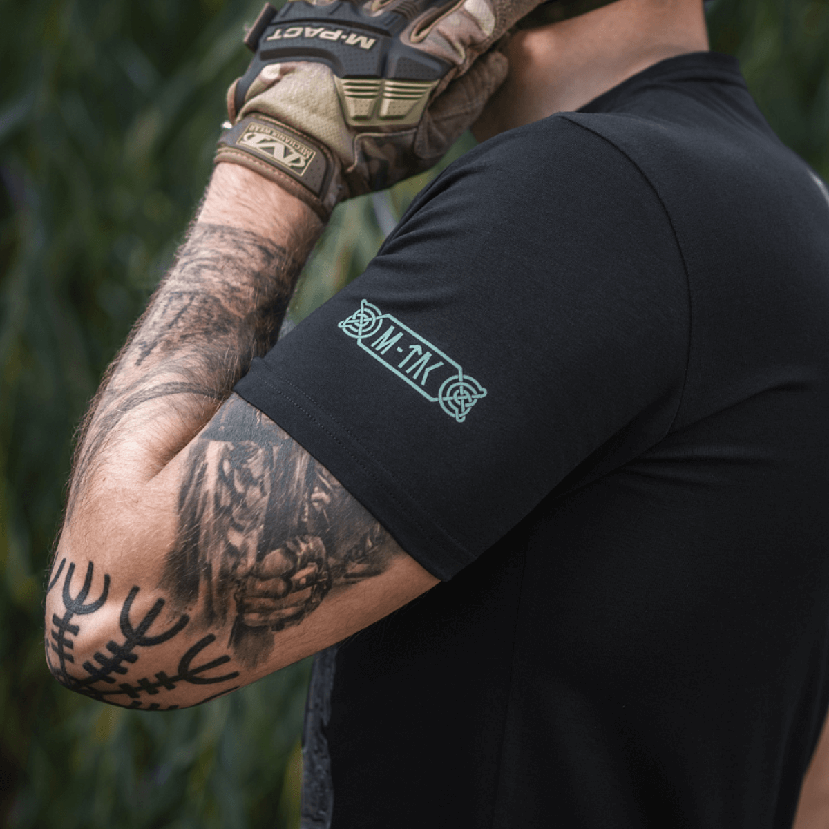 M-Tac T-Shirt Odin Mystery med motiv fra nordisk mytologi, Odin og ravnene Hugin og Munin, lavet af blød bomuldsblanding, høj komfort.