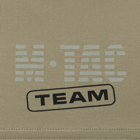 M-Tac T-Shirt Rex Team logo på beige baggrund i nærbillede. T-shirt for skarpskytter, venskab, teamwork og komfortabelt design.