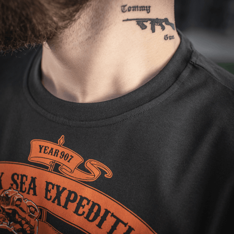 M-Tac T-shirt Black Sea Expedition viser holdbar print med MagnaColours® blæk, ideel til aktiv livsstil og komfortabel pasform.