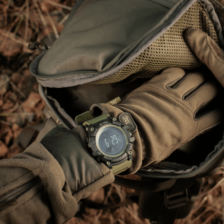 M‑Tac Taktisk Adventure Ur i brug under udendørs aktiviteter med robust design og avancerede funktioner for outdoor entusiaster.