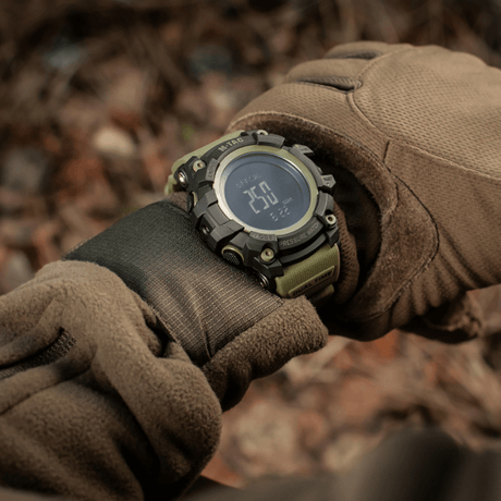 M-Tac Taktisk Adventure Ur med robust urkasse og avancerede funktioner til outdoor-entusiaster og militærbrug.