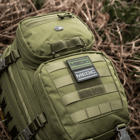 M-Tac Patch Medic PVC 3D taktik 3D patch på grøn rygsæk, fleksibel PVC, velcro fastgøring, 70x35mm, ideel til medicinsk personale.