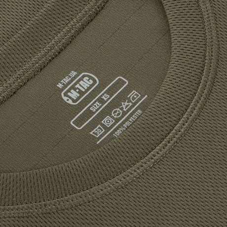 M-Tac Tactical Sweat-Wicking T-Shirt Summer, 100% polyester, nærbillede af etiket på olivengrøn t-shirt med svedtransporterende egenskaber.