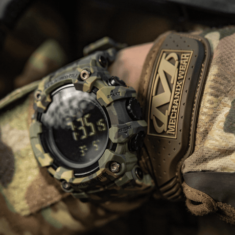 M-Tac Tactical Ur 2037 på håndled, robust design med kompas og LED-baggrundsbelysning, ideelt til taktisk brug