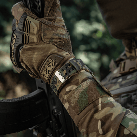 M-Tac Tactical Ur 2037 set på en arm i camouflagejakke, ideel til outdoor og taktisk brug.