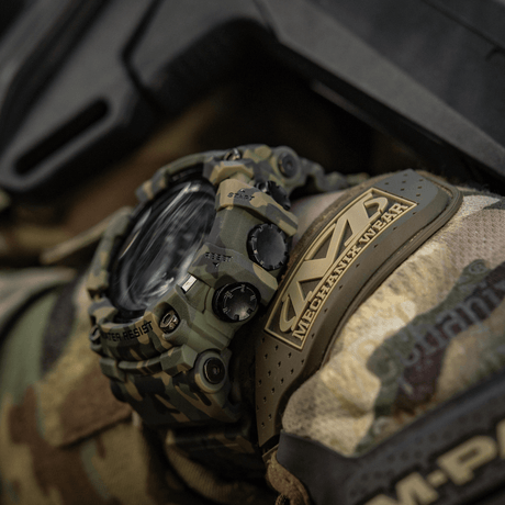 M-Tac Tactical Ur 2037 i robust design med kompas, LED-baggrundsbelysning, og stopur. Ideelt til udendørs og taktisk brug.