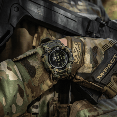 M-Tac Tactical Ur 2037 i brug, designet til udendørs og taktisk brug, robust og holdbart med funktioner som kompas og LED-baggrundsbelysning.