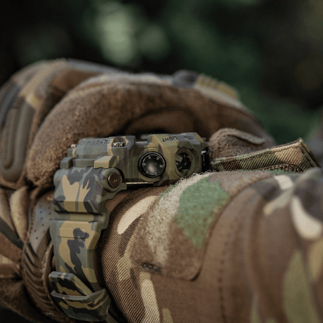 M-Tac Tactical Ur 2037 - robust ur med camouflagedesign, ideelt til taktisk brug og daglige aktiviteter. Funktioner inkluderer kompas.