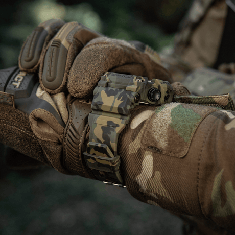 M-Tac Tactical Ur 2037 set på en hånd med camouflagehanske, ideel til taktisk og udendørs brug.