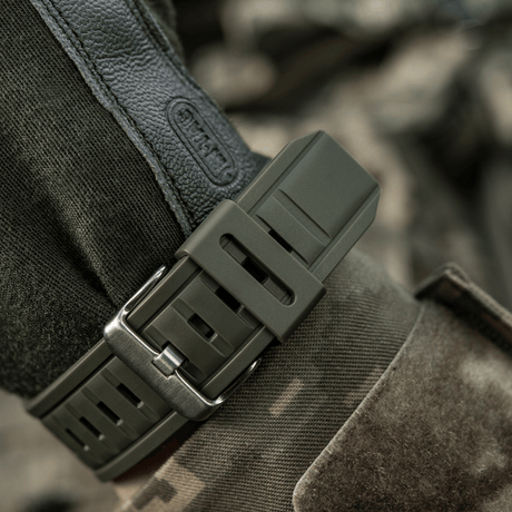 M-Tac Tactical Ur med Kompas 2233 i robust design og ABS-plast, ideel til outdoor og taktisk brug med 5ATM vandmodstand.