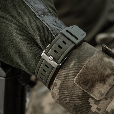 M-Tac Tactical Ur med Kompas 2233 på soldatens håndled, robust ur til taktisk brug og outdoor aktiviteter.