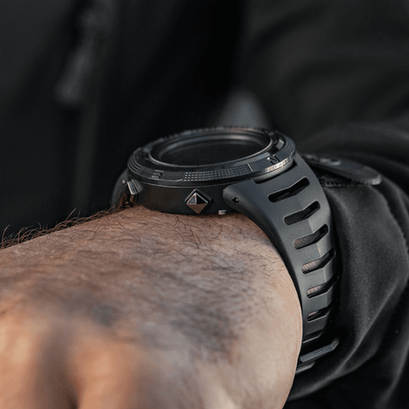 M-Tac Tactical Ur 2147 med robust design på en mands håndled, ideel til outdoor og taktisk brug.