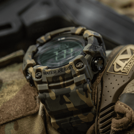 M-Tac Tactical Ur 2037 i camouflage design, ideelt til outdoor og taktisk brug med 5ATM vandmodstand og LED-baggrundsbelysning.