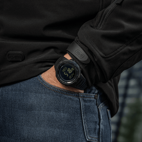 M-Tac Tactical Ur 2147 på håndled, viser robust og taktisk design ideelt til outdoor og daglig brug, LED display fremhævet.