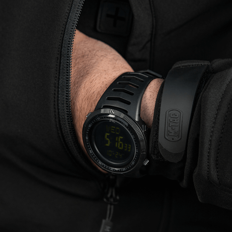 M-Tac Tactical Ur 2147 på hånd, viser robust design, holdbarhed og outdoor funktioner, herunder kompas og LED-baggrundsbelysning.