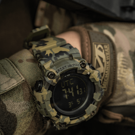 M-Tac Tactical Ur 2037 i camouflage design; ideel til udendørs og taktisk brug, med funktioner som kompas og LED-lys.