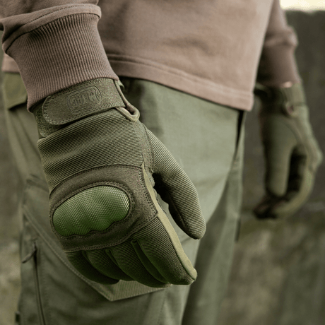 M-Tac Handsker Assault Tactical Mk.3 med forstærket håndflade og velcro, designet til våbenbrug og komfort på hånden.