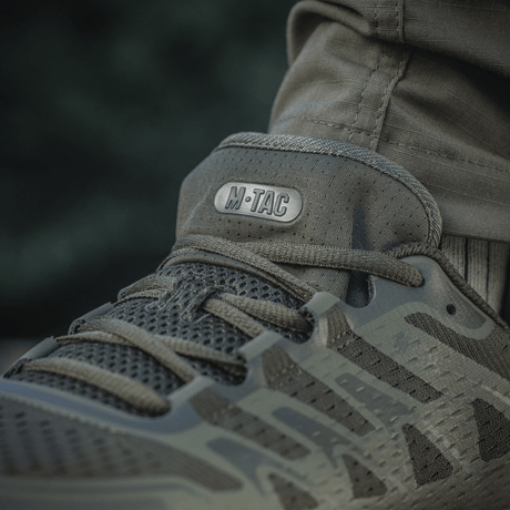 M-Tac Tactical Summer Sport Sneakers i brug i varmt vejr, lavet af åndbare og slidstærke syntetiske materialer med gummiforstærkning.