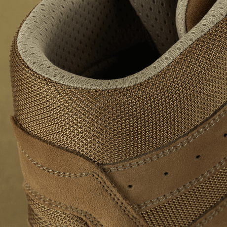 Close-up af M-Tac Taktiske Sommerstøvler lavet af ruskind og Cordura® mesh med OrthoLite® indlægssål for komfort og åndbarhed.
