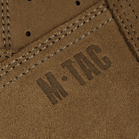 Nærbillede af M-Tac Taktiske Sommerstøvler i høj kvalitet læder med synligt M-Tac logo på suede overflade.