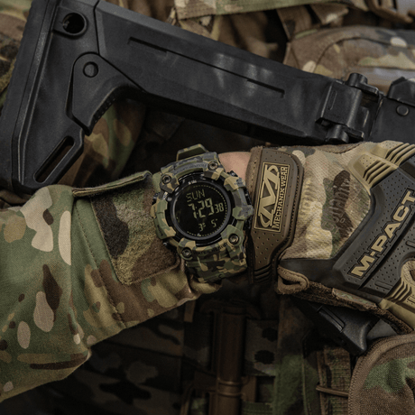 M-Tac Tactical Ur 2037 med LED-baggrundsbelysning og kompas, ideel til taktisk brug. Slagfast ABS-kasse og stålbagcover. 5ATM vandmodstand.