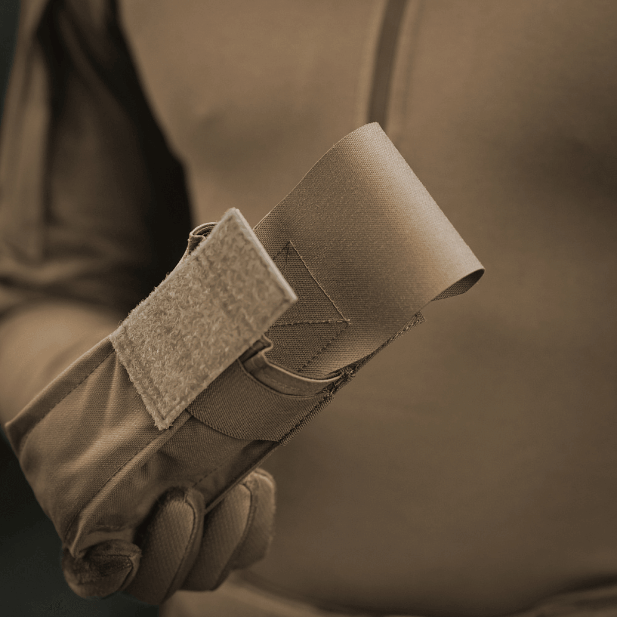 M-Tac taske til 2 magasiner fremstillet af holdbar Cordura med høj lineær densitet, ideel til taktisk udstyr.