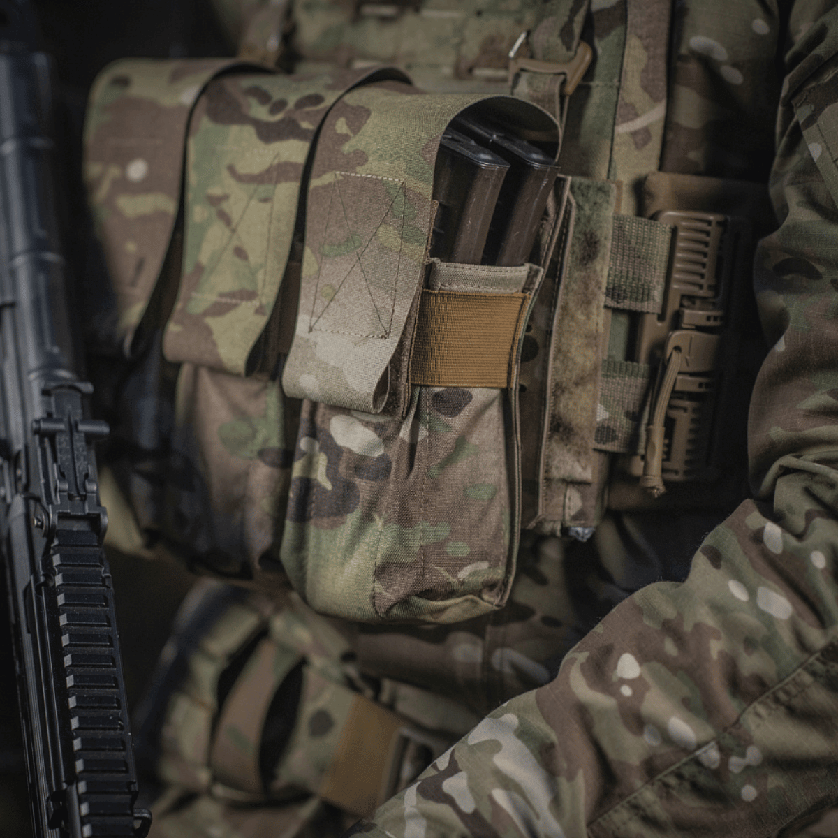 M-Tac taske til 2 magasiner i Cordura-materiale, med robust design til taktisk udstyr, ideel til militær og politi brug.