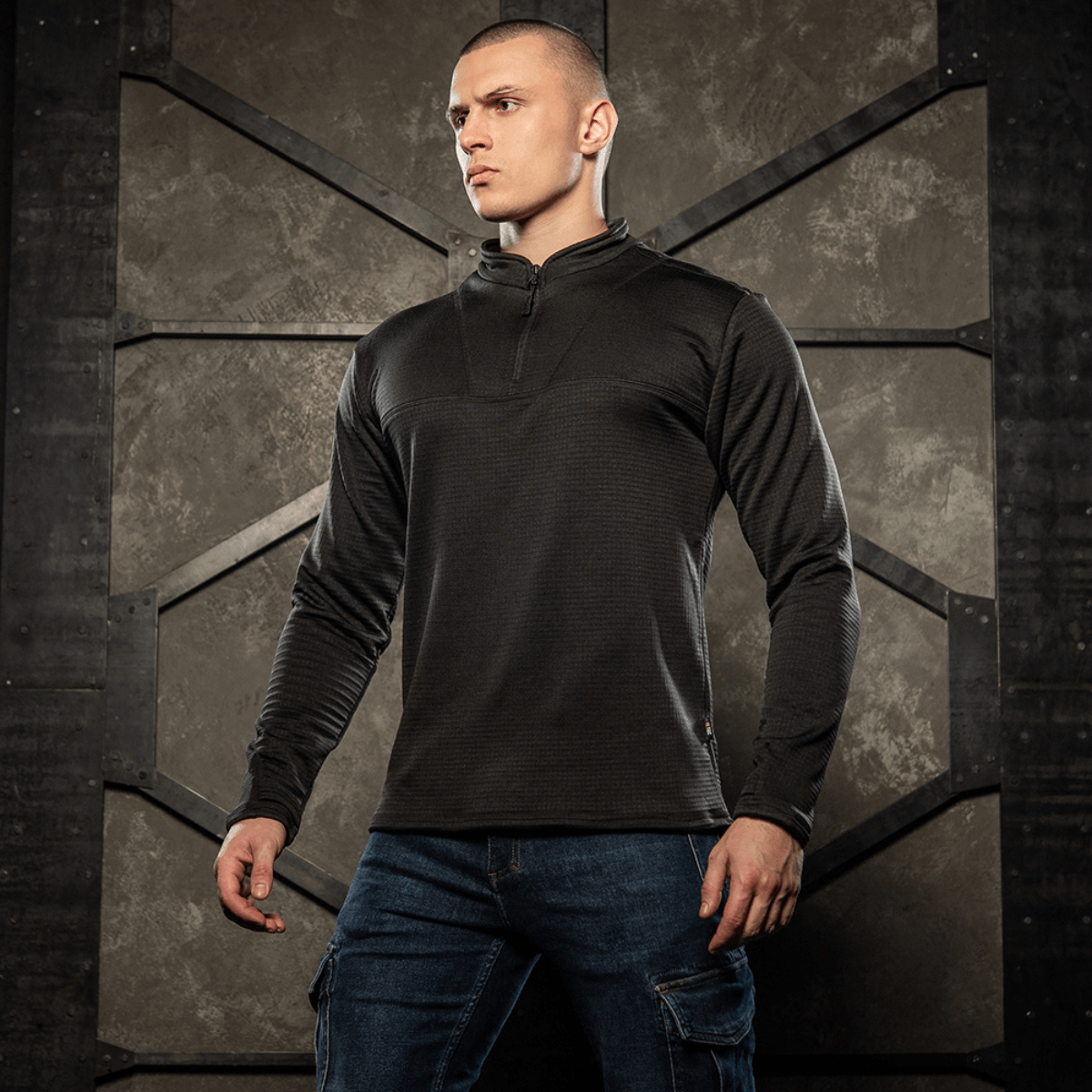 Mand iført M-Tac Thermal Fleece Trøje Delta Level 2 i sort miljø