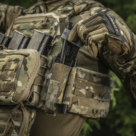 M-Tac Tourniquet Pouch Elastic Gen.5 på tactic vest, bruges til at holde CAT tourniquet sikkert på plads under opgaver.