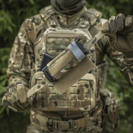 M-Tac Tourniquet Pouch Elastic Gen.5 i camo monteret på taktisk vest, fremhæver robust Cordura 500D materiale og praktisk tilgængelighed.