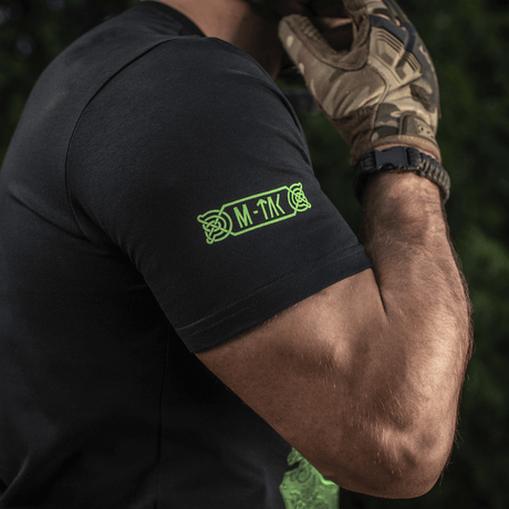 M-Tac T-Shirt Night Vision set fra siden med detalje af logo, designet med Odin og "Valhalla Calling" tekst, i blød bomuldsblanding.