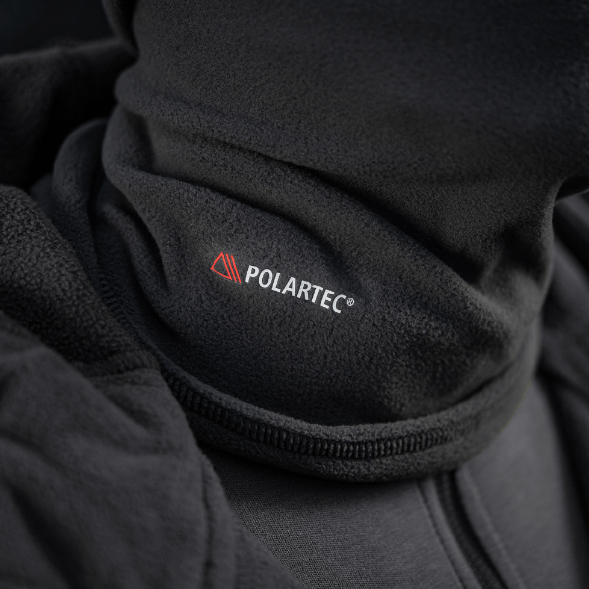 M-Tac Tube Scarf Polartec af luksuriøst micro fleece, perfekt til vinter og udendørs aktiviteter, viser sit vind- og vandafvisende design