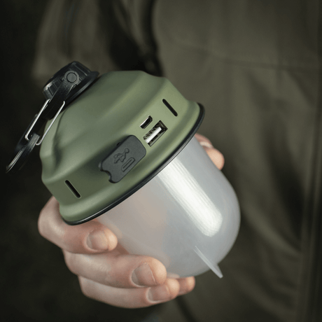 M-Tac Turist Hængelampe med retrodesign, moderne LED-teknologi og USB-opladning, perfekt til camping, fiskeri og jagt.