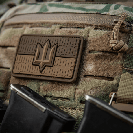 M-Tac patch Ukraine Flag med ZSU Trident PVC på militær rygsæk, stolt viser Ukraines national symbol, fremstillet i PVC.