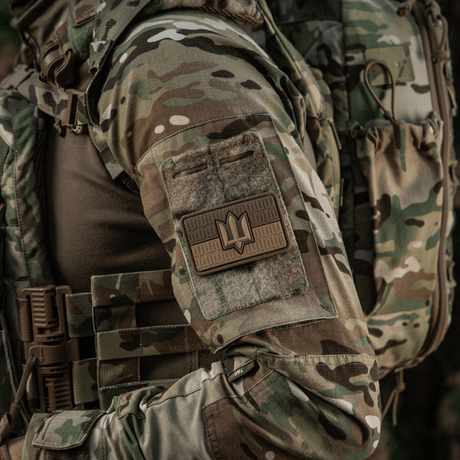 M-Tac patch Ukraine Flag med ZSU Trident PVC på soldatens uniform, viser ukrainsk trident symbol for stolthed og arv.