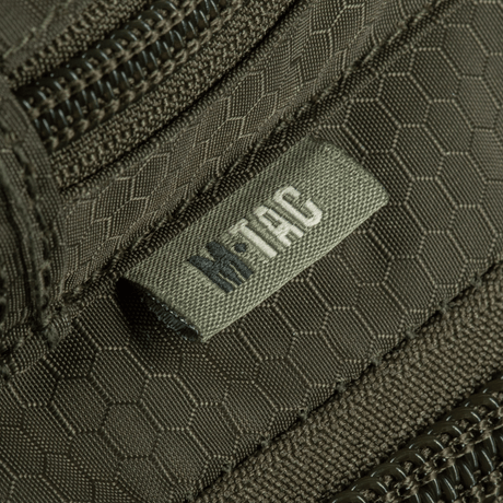 M-Tac Urban Line City Hunter Hexagon Bag med tæt på lynlås og materiale detaljer