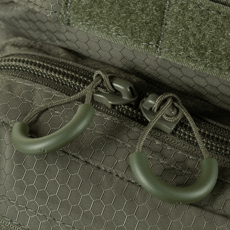 Detalje af M-Tac Urban Line City Hunter Hexagon Bag med lynlåse og sekskantet tekstur, ideel til daglig brug og organisering.