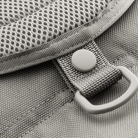 Detaljebillede af M-Tac Urban Line City Patrol Taske, tæt på det slidstærke 600D polyester og knap, perfekt til urban brug.