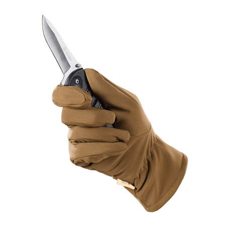 Brun M-Tac Vinterhandsker Soft Shell handsker holder en sort foldekniv mod grøn baggrund.