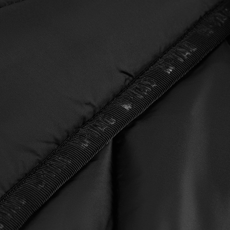 M-Tac Vytyaz Primaloft Vest nærbillede af sort nylonstof og detaljer.