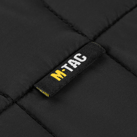 M-Tac Vytyaz Primaloft Vest - detaljebillede af mærkelogo på sort stof