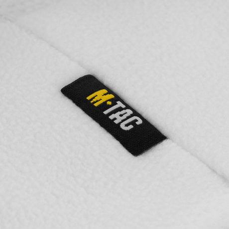 Nærbillede af M-Tac Watch Cap Elite Fleece Beanie Hat med M-Tac logoet, lavet af slidstærk 320 g/m² fleece for vinterbrug.
