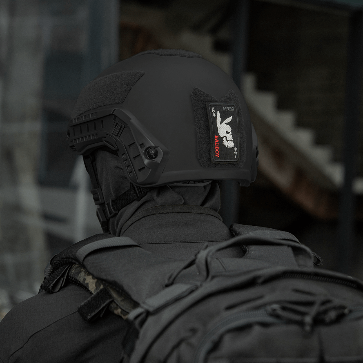 M-Tac Patch Bad Boy (Broderi) fastgjort til sort hjelm, viser kaninske kranium på spar es.