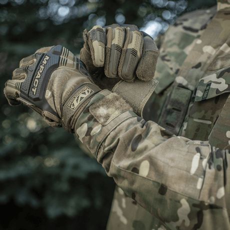 M-Tac Jakke Sturm Gen.II NYCO Extreme i multicam camo, taktisk brug, detalje af materialets holdbarhed med handsker