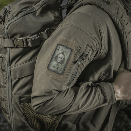M-Tac Patch Ace of Spades monteret på jakke, Cordura 500D materiale, vintage look, symbol for kampgejst og klarhed, velcromontering.